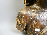 une statue représentant un ours assis sur une table