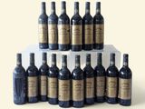 de nombreuses bouteilles de vin empilées les unes sur les autres