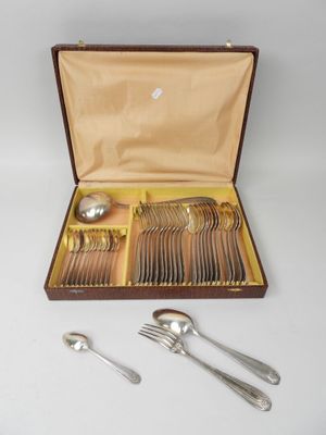 a box of silverware with spoons and spoons in it