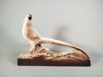 un oiseau perché sur un morceau de bois