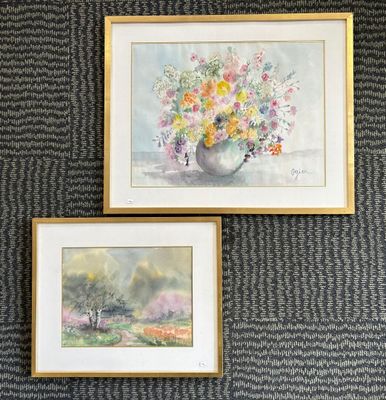 deux aquarelles encadrées représentant des fleurs dans un vase posé sur un tapis