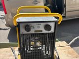 un petit radiateur portable posé sur une table devant une camionnette