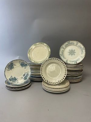 six assiettes bleues et blanches empilées les unes sur les autres sur une table