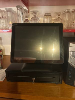 une petite télévision posée sur un comptoir en bois
