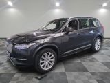 Le SUV Volvo est garé sur un sol en carrelage à damier.