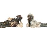 deux figurines représentant un homme et une femme allongés par terre
