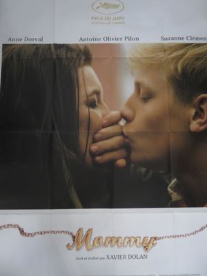 affiche de cinéma représentant un couple en train de s'embrasser devant un mur