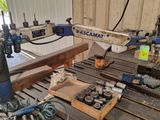 une image d'une machine qui travaille sur un morceau de bois