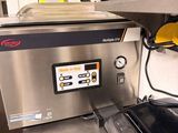 une machine posée sur le comptoir d'une cuisine