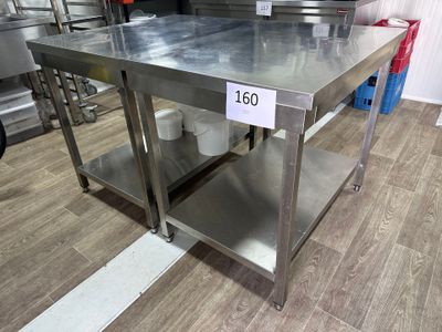 une table en acier inoxydable sur laquelle est posée une étiquette de prix