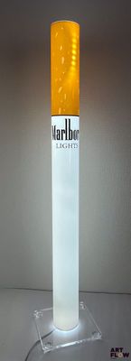 une cigarette posée sur une table
