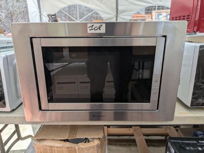 un micro-ondes posé sur une table dans un magasin